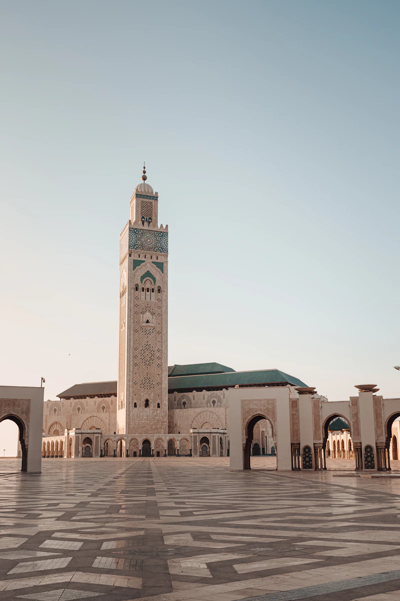 L'esplanade de la mosquée Hassan II à Casablanca, dans la lumière du matin