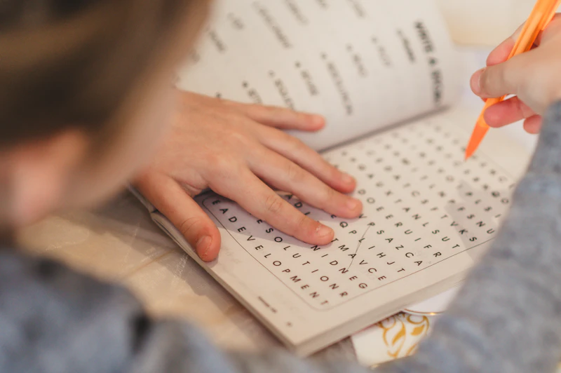Un enfant penché sur son cahier d'exercices, crayon à la main